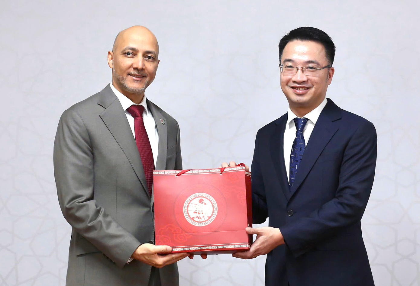 Anh Nguyễn Tường Lâm và ông Bader Almatrooshi tại buổi gặp. Ảnh: Vương Bảo Anh Anh Nguyễn Tường Lâm và ông Bader Almatrooshi tại buổi gặp. Ảnh: Vương Bảo Anh