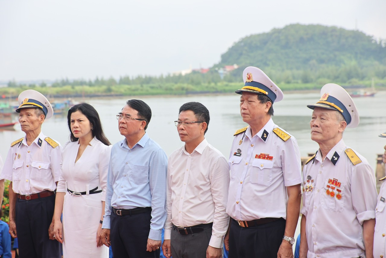 Các đại biểu và đoàn viên thanh niên dự Lễ tri ân, tưởng niệm các Anh hùng liệt sĩ tàu không số, Đường Hồ Chí Minh trên biển. Các đại biểu và đoàn viên thanh niên dự Lễ tri ân, tưởng niệm các Anh hùng liệt sĩ tàu không số, Đường Hồ Chí Minh trên biển.
