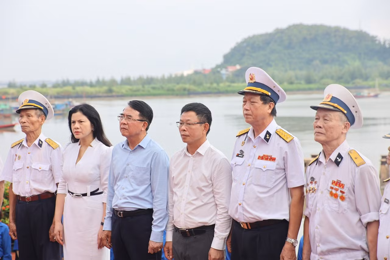 Các đại biểu và đoàn viên thanh niên dự Lễ tri ân, tưởng niệm các Anh hùng liệt sĩ tàu không số, Đường Hồ Chí Minh trên biển.