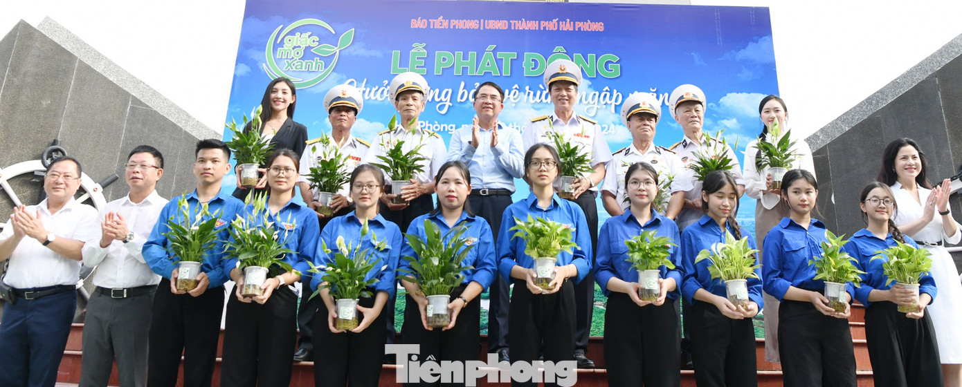 Ban Tổ chức trao tặng 20 cây thuỷ sinh tượng trưng bảo vệ rừng ngập mặn. Ban Tổ chức trao tặng 20 cây thuỷ sinh tượng trưng bảo vệ rừng ngập mặn.