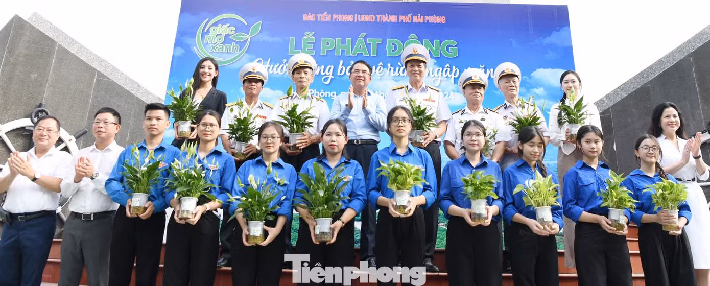 Ban Tổ chức trao tặng 20 cây thuỷ sinh tượng trưng bảo vệ rừng ngập mặn.
