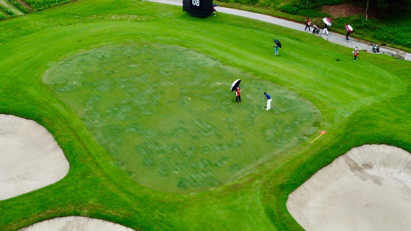 Trao đổi với phóng viên báo Tiền Phong, golfer Đồng Thị Nhật bày tỏ sự thích thú khi được quay lại và thi đấu tại Vinpearl Golf Hải Phòng. &quot;Thoạt nhìn có vẻ dễ, nhưng chơi rồi mới thấy sân này có rất nhiều thử thách tiềm ẩn&quot;, golfer sinh năm 1983 chia sẻ, &quot;Điều này khiến tôi vô cùng hào hứng và buộc phải tính toán kỹ lưỡng ở từng hố đấu&quot;.