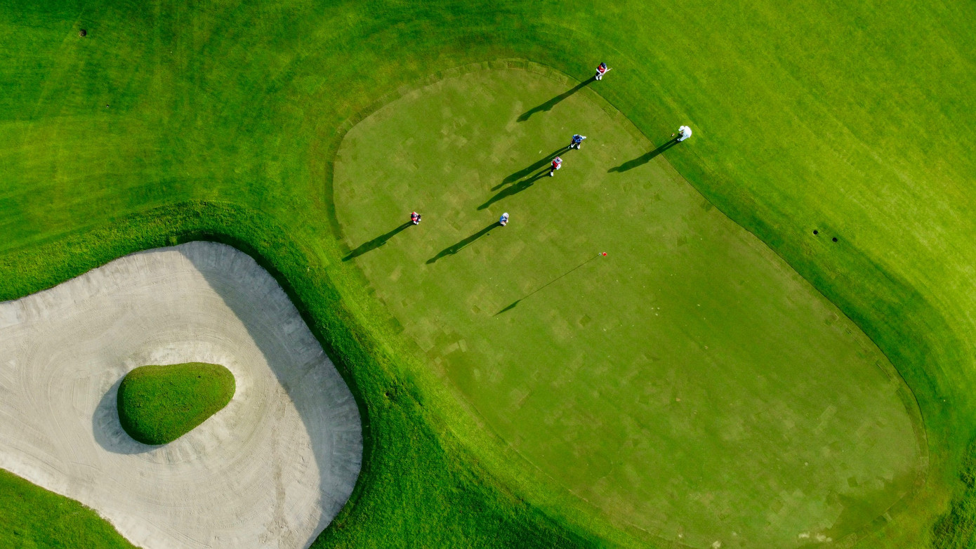 Khi cơn mưa qua đi, bầu trời Vũ Yên tươi xanh trở lại và bóng các golfer trải dài dưới ánh nắng. Họ đã thể hiện tinh thần thể thao và sự chuyên nghiệp cao nhất, cũng như ý chí sẵn sàng vượt qua mọi thử thách.