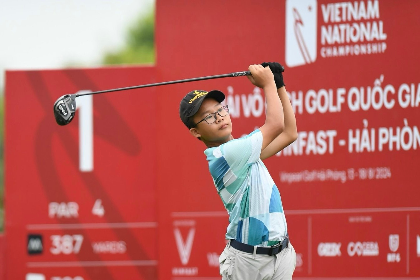 “Em thi đấu tạm ổn trong ngày đầu tiên của giải. Điều kiện thời tiết nắng, mưa cộng với thiết kế sân thi đấu tăng độ khó là thách thức không nhỏ đối với vận động viên”, Bảo Lâm nói.