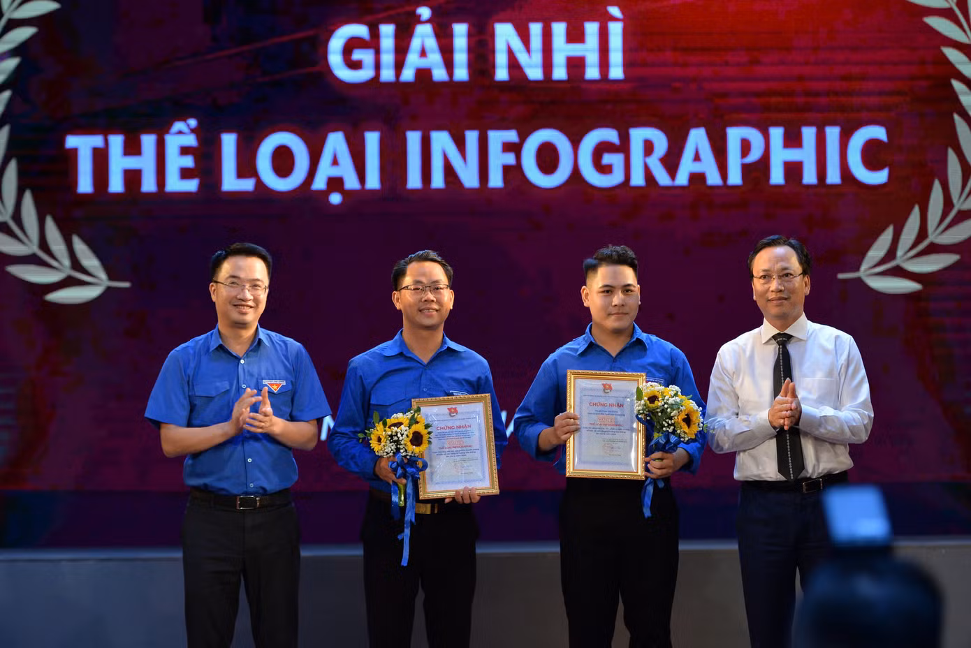 Ông Lại Xuân Lâm - Phó Bí thư thường trực Đảng ủy Khối các cơ quan T.Ư, và anh Nguyễn Tường Lâm - Bí thư T.Ư Đoàn, trao giải cho các tác giả đoạt giải Nhì.