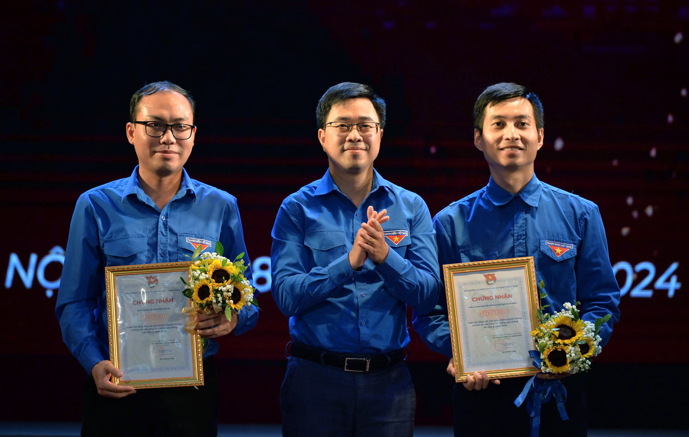 Anh Bùi Hoàng Tùng - Bí thư Đoàn Khối các cơ quan T.Ư trao giải tập thể cho hai đơn vị có nhiều tác phẩm dự thi nhất.