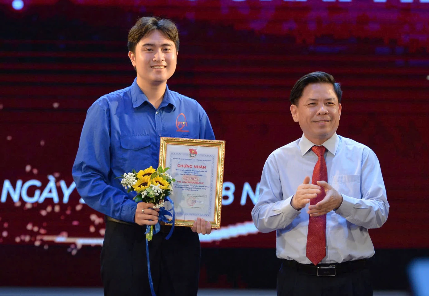 Ông Nguyễn Văn Thể - Bí thư Đảng ủy Khối các cơ quan T.Ư trao giải Nhất thể loại Infographic cho đại diện nhóm tác giả đến từ Đoàn Thanh niên Bộ TT&amp;TT với tác phẩm "Nói không với Fake News".