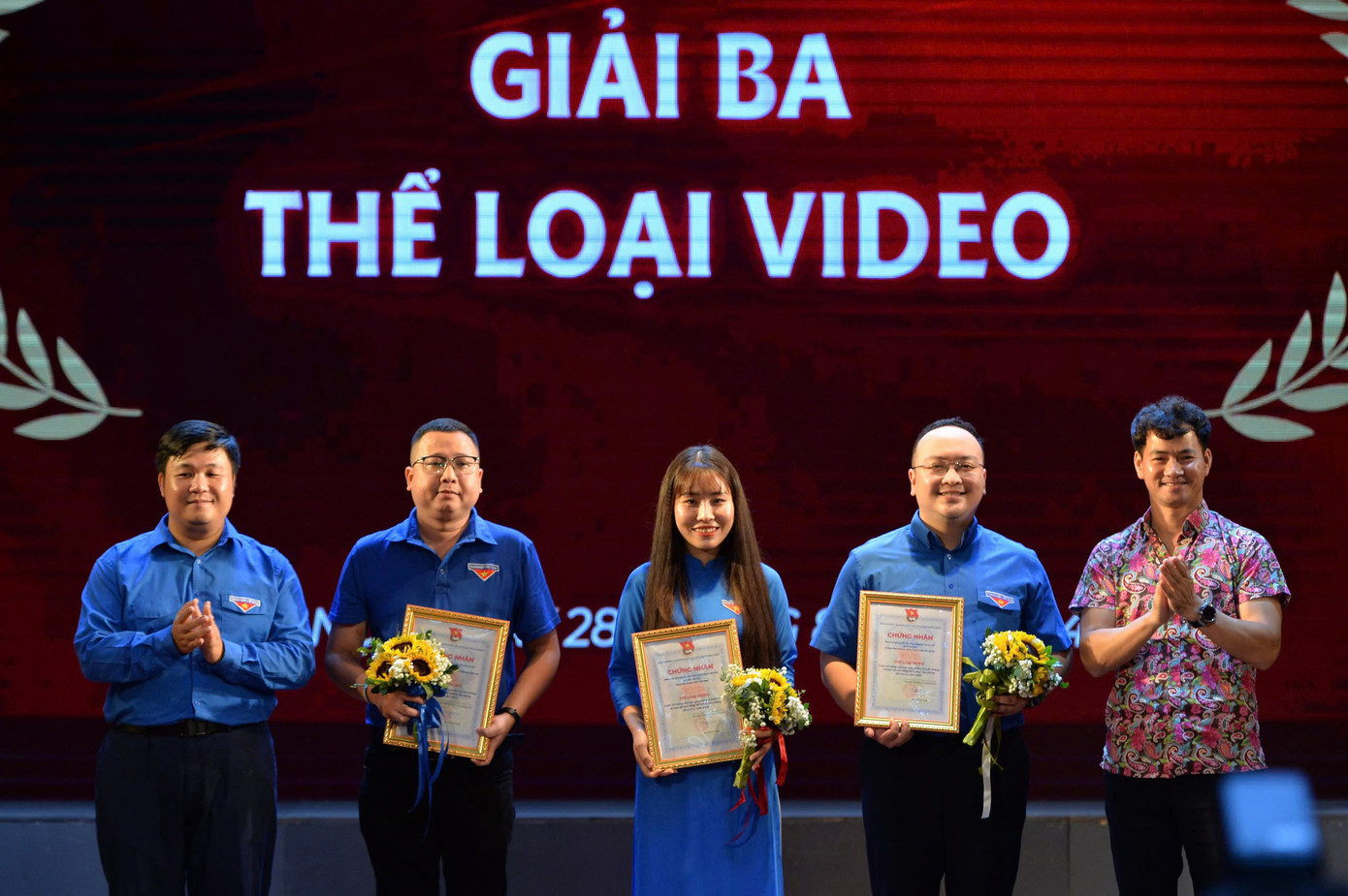 Anh Nguyễn Thái An - Ủy viên Ban Thường vụ, Trưởng Ban Tuyên giáo T.Ư Đoàn và NSND Nguyễn Xuân Bắc - Giám đốc Nhà hát Kịch Việt Nam trao giải cho các tác giả đoạt giải Ba.