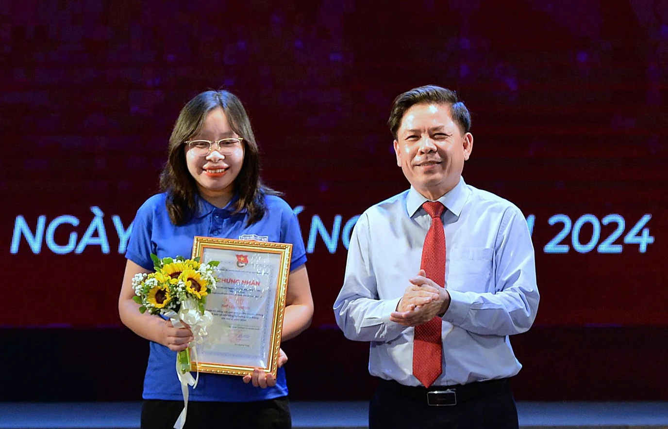 Ông Nguyễn Văn Thể - Bí thư Đảng ủy Khối các cơ quan T.Ư trao giải Nhất thể loại Video cho đại diện nhóm tác giả tác phẩm “Phản bác luận điệu xuyên tạc, chống phá Quốc hội Việt Nam”.