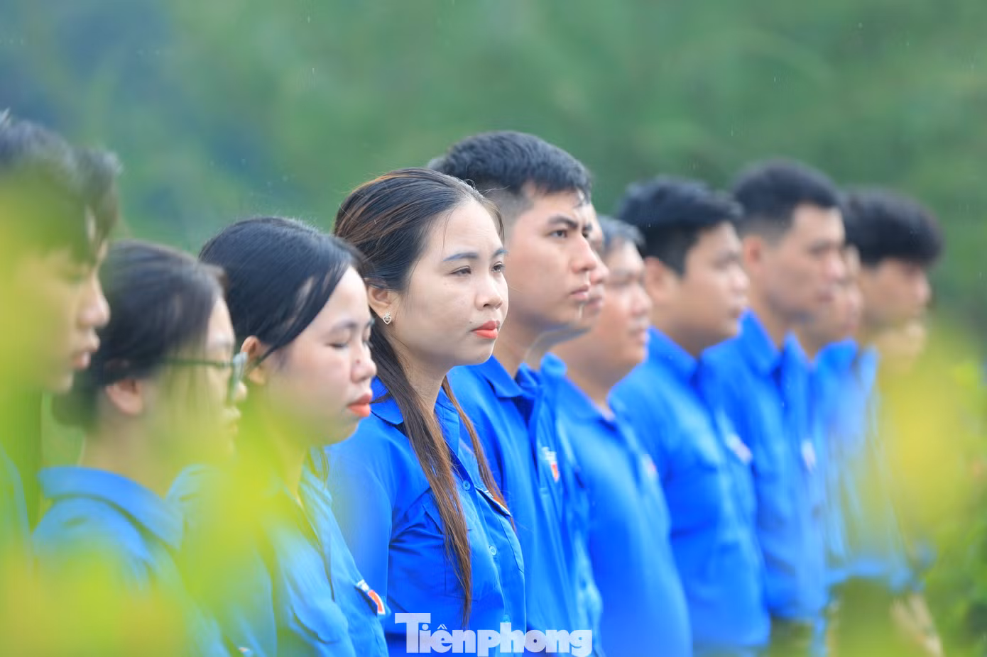 Các đại biểu và đoàn viên thanh niên dự Lễ tri ân, tưởng niệm các Anh hùng liệt sĩ tàu không số, Đường Hồ Chí Minh trên biển.