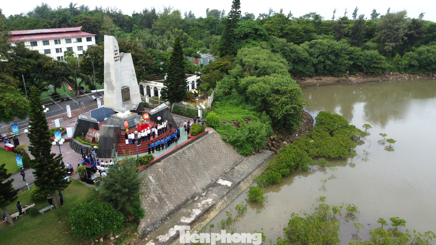 Lễ tri ân, tưởng niệm các Anh hùng liệt sĩ tàu không số diễn ra tại Bến K15. Lễ tri ân, tưởng niệm các Anh hùng liệt sĩ tàu không số diễn ra tại Bến K15.
