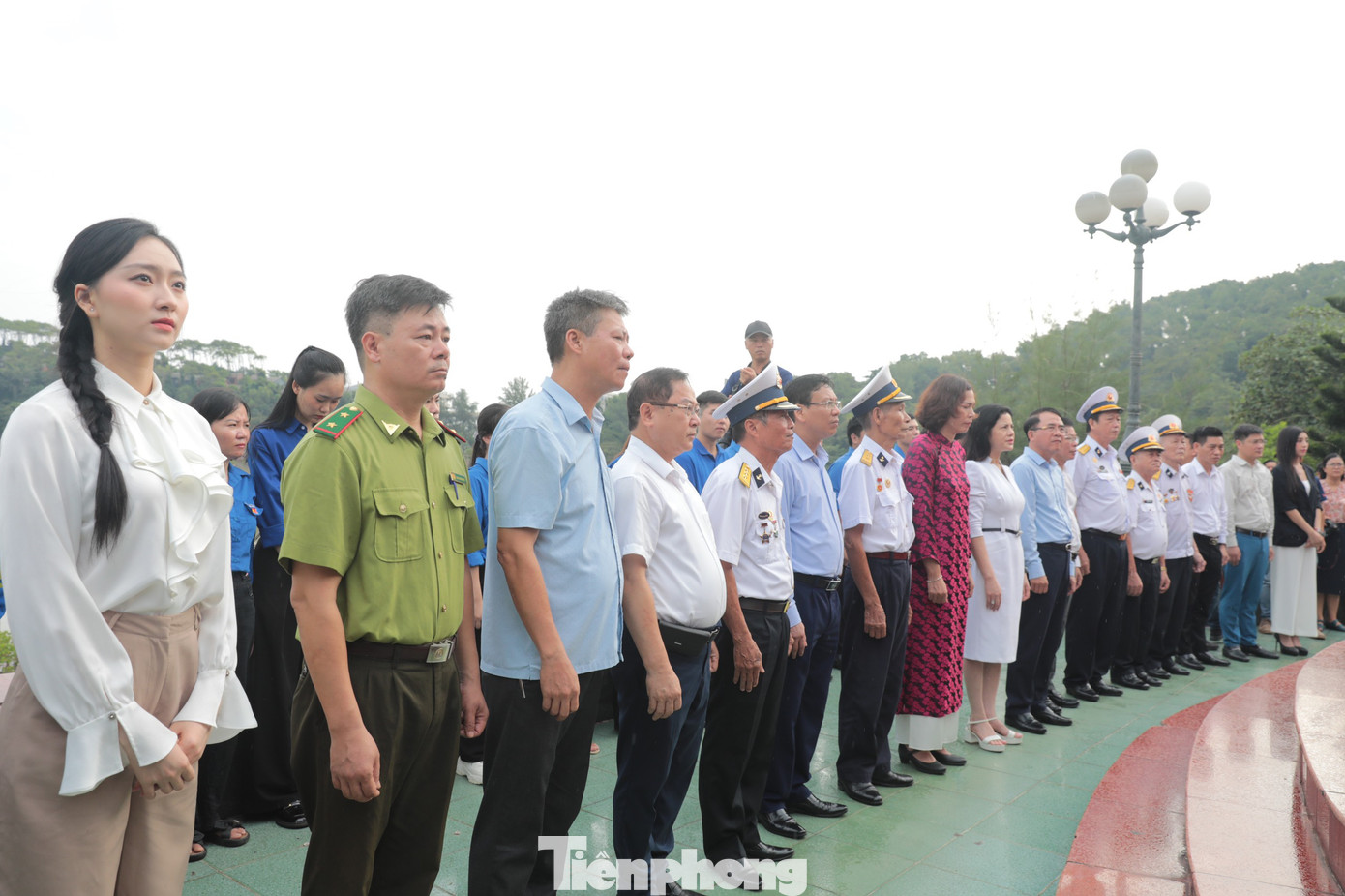 Các đại biểu và đoàn viên thanh niên dự Lễ tri ân, tưởng niệm các Anh hùng liệt sĩ tàu không số, Đường Hồ Chí Minh trên biển. Các đại biểu và đoàn viên thanh niên dự Lễ tri ân, tưởng niệm các Anh hùng liệt sĩ tàu không số, Đường Hồ Chí Minh trên biển.