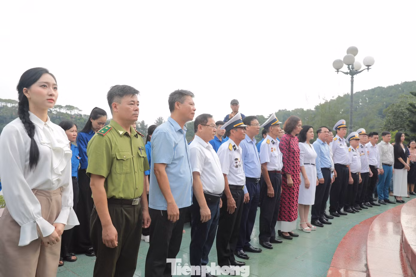 Các đại biểu và đoàn viên thanh niên dự Lễ tri ân, tưởng niệm các Anh hùng liệt sĩ tàu không số, Đường Hồ Chí Minh trên biển.