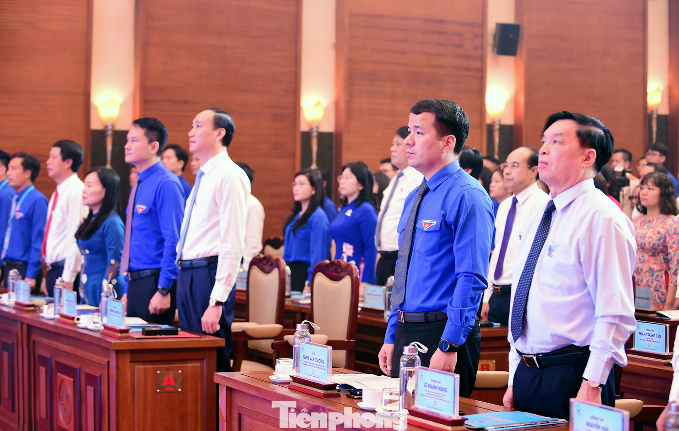 Các đại biểu thực hiện nghi lễ chào cờ tại Đại hội. Ảnh: Xuân Tùng