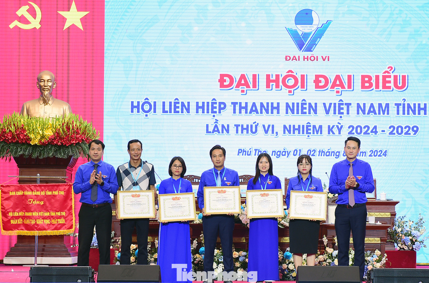 T.Ư Hội LHTN Việt Nam trao khen thưởng các cá nhân có thành tích xuất sắc trong công tác Hội. Ảnh: Xuân Tùng