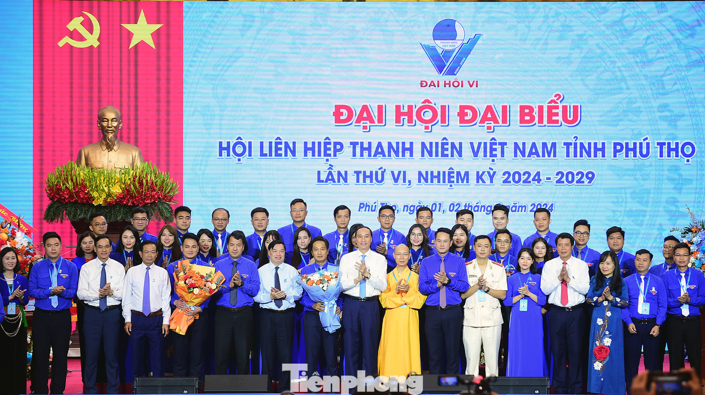 Lãnh đạo T.Ư Đoàn, T.Ư Hội LHTN Việt Nam và tỉnh Phú Thọ chúc mừng Ủy ban Hội LHTN Việt Nam tỉnh Phú Thọ khóa VI. Ảnh: Xuân Tùng