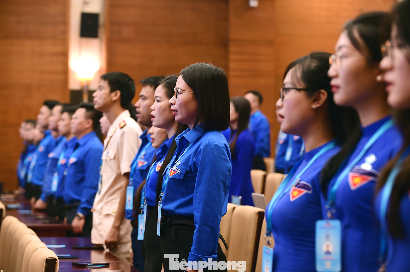 Các đại biểu thực hiện nghi lễ chào cờ tại Đại hội. Ảnh: Xuân Tùng