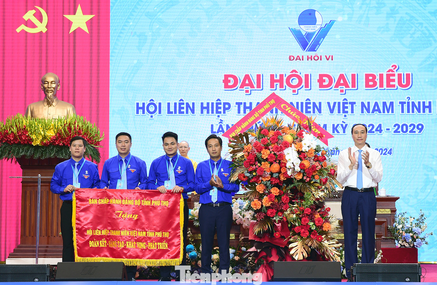 Ông Phùng Khánh Tài trao tặng lẵng hoa và và bức trướng của BCH Đảng bộ tỉnh chúc mừng Đại hội. Ảnh: Xuân Tùng