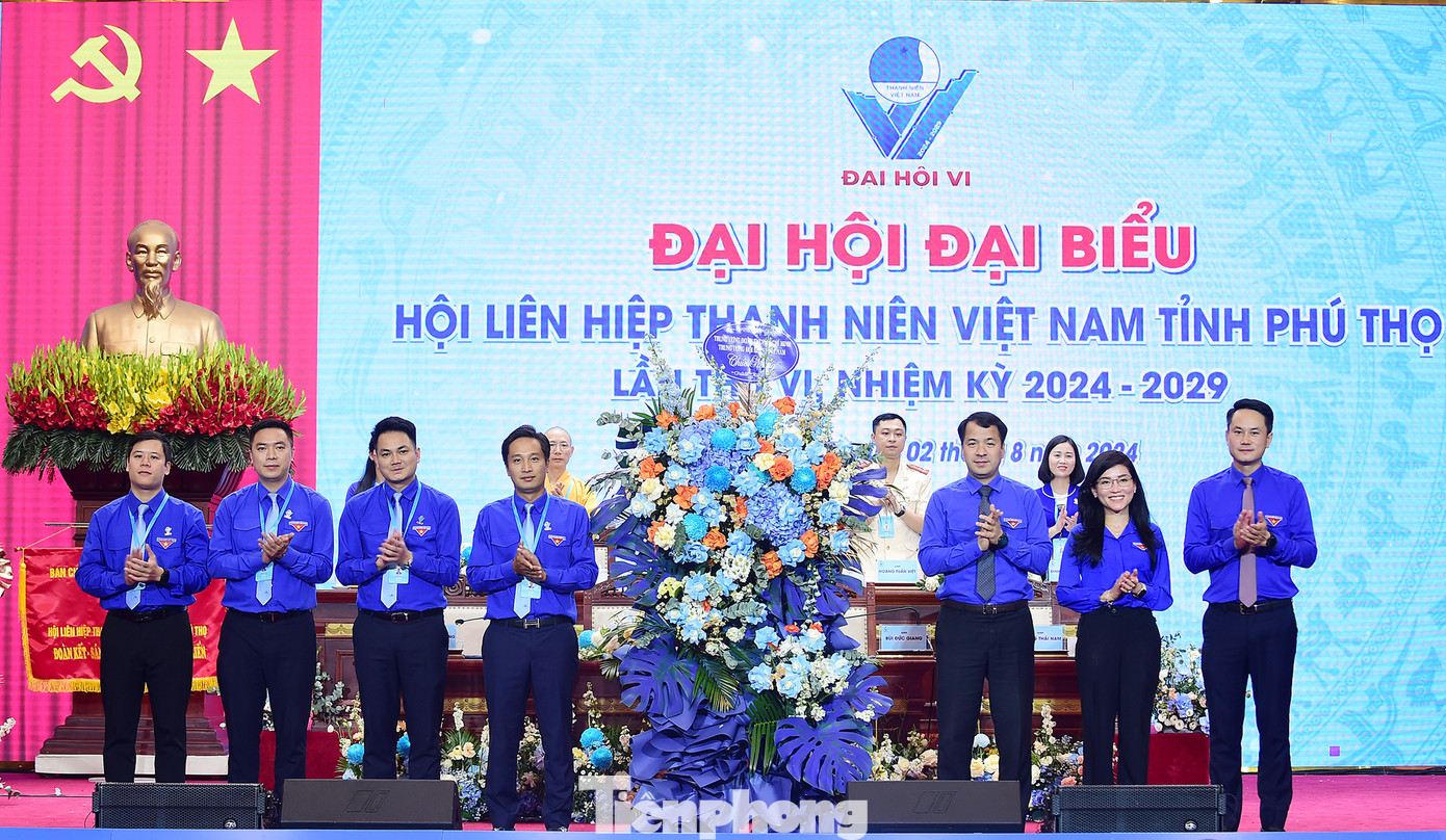 Anh Ngô Văn Cương - Bí thư T.Ư Đoàn trao lẵng hoa T.Ư Đoàn, T.Ư Hội LHTN Việt Nam chúc mừng Đại hội. Ảnh: Xuân Tùng