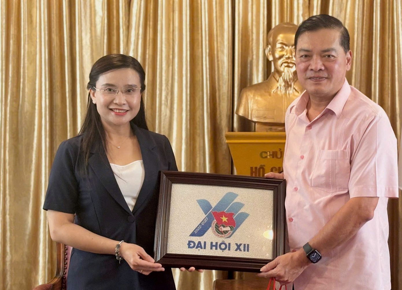 Bí thư T.Ư Đoàn Nguyễn Phạm Duy Trang tặng quà Đại sứ đặc mệnh toàn quyền Mai Chí Dũng. Ảnh: BTC Bí thư T.Ư Đoàn Nguyễn Phạm Duy Trang tặng quà Đại sứ đặc mệnh toàn quyền Mai Chí Dũng. Ảnh: BTC