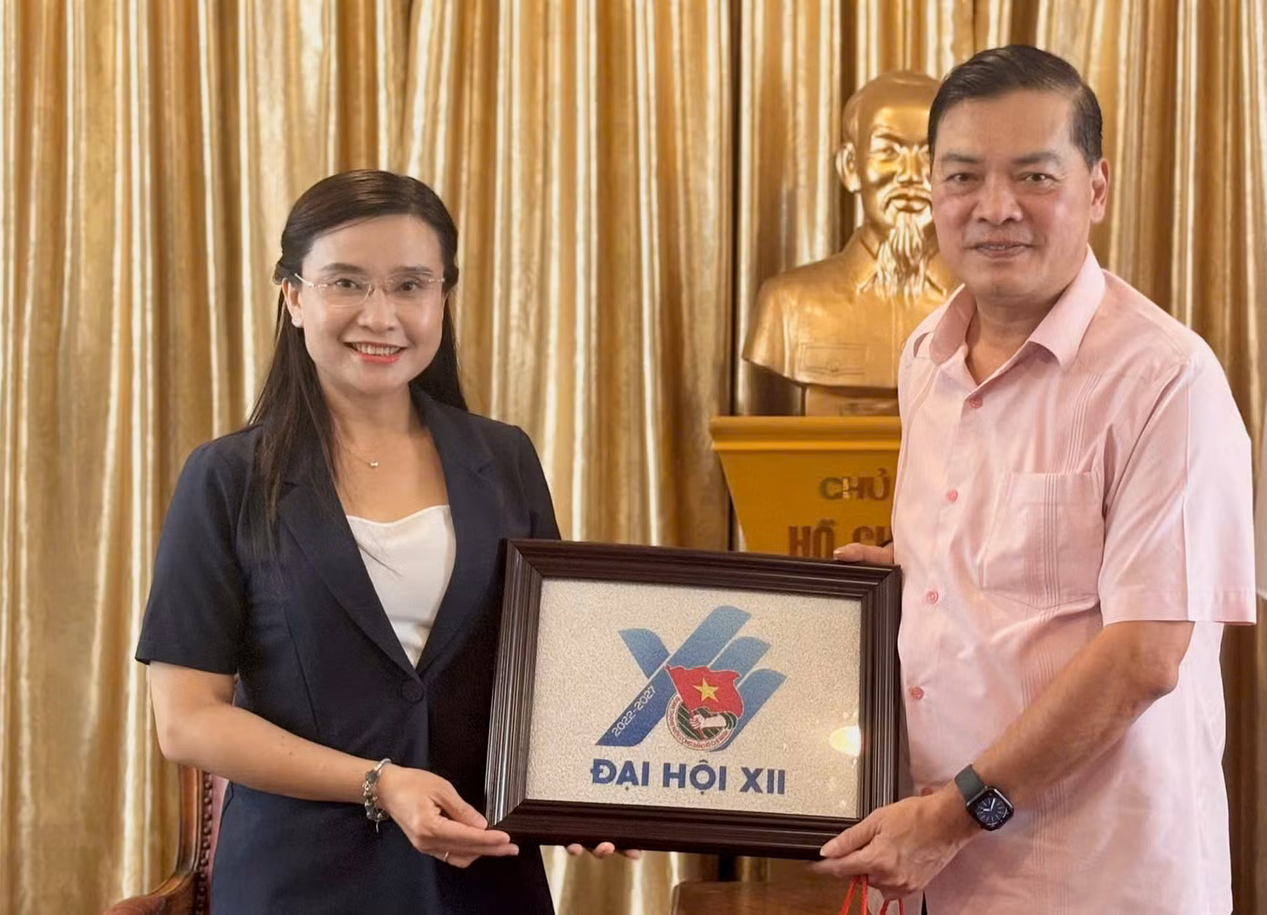 Bí thư T.Ư Đoàn Nguyễn Phạm Duy Trang tặng quà Đại sứ đặc mệnh toàn quyền Mai Chí Dũng. Ảnh: BTC