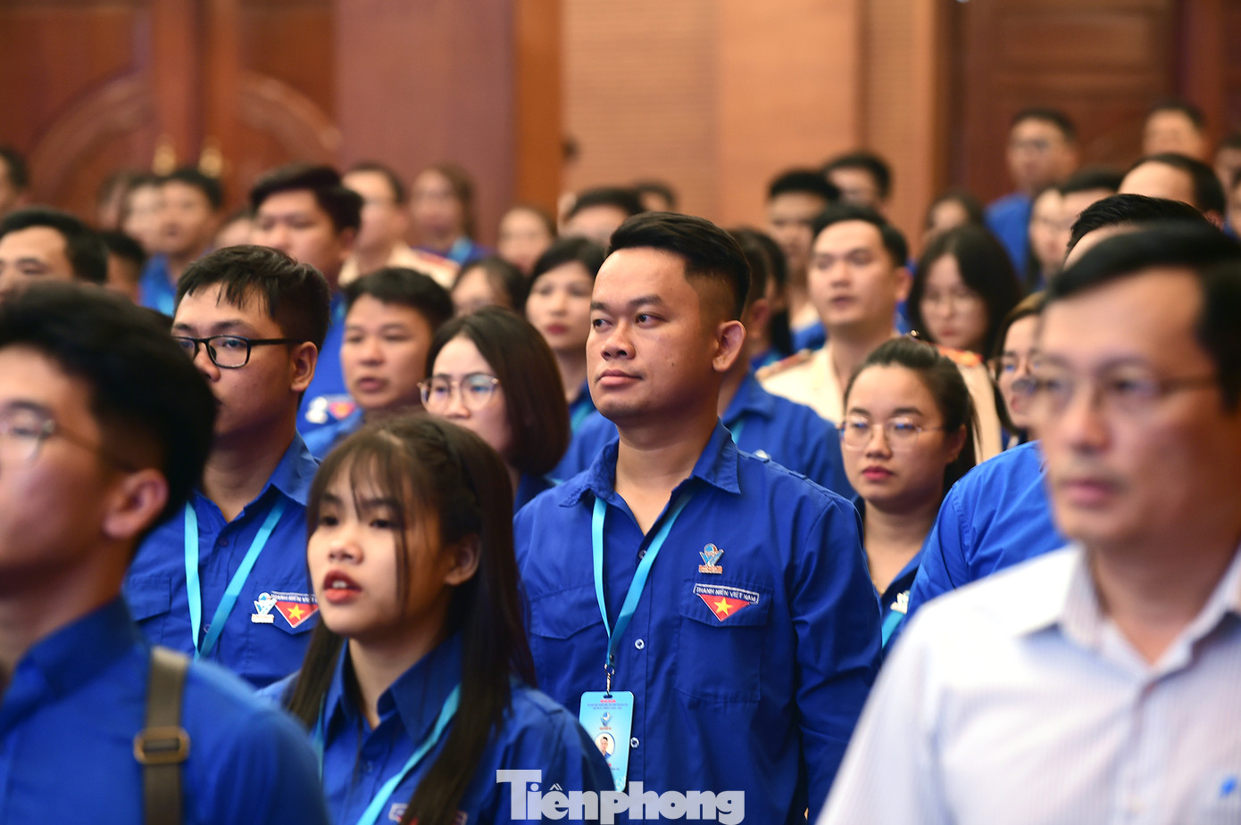 Các đại biểu thực hiện nghi lễ chào cờ tại Đại hội. Ảnh: Xuân Tùng