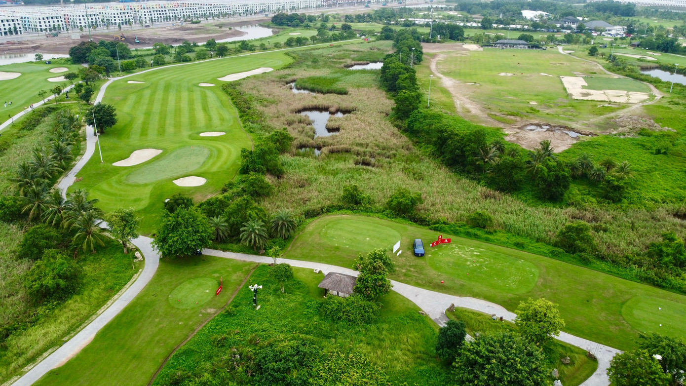 Nhằm tạo điều kiện tốt nhất cho 150 golfer tranh tài, Vinpearl Golf Hải Phòng đã có sự chuẩn bị kỹ lưỡng, đảm bảo cỏ ở teebox, fairway cũng như green và cỏ rough có màu sắc, kích thước thích hợp. Nhằm tạo điều kiện tốt nhất cho 150 golfer tranh tài, Vinpearl Golf Hải Phòng đã có sự chuẩn bị kỹ lưỡng, đảm bảo cỏ ở teebox, fairway cũng như green và cỏ rough có màu sắc, kích thước thích hợp.