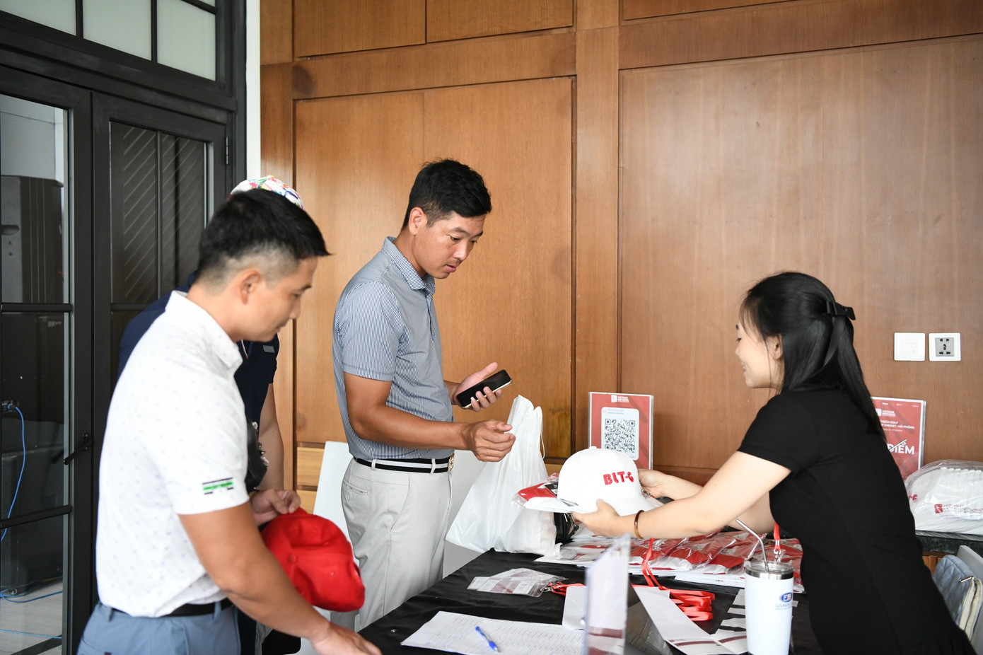 Tính đến 14h chiều 13/8, 150 golfer đã có mặt tại Vinpearl Golf Hải Phòng để hoàn tất các thủ tục cuối cùng trước khi bước vào 4 ngày tranh tài tại Giải Vô địch Golf Quốc gia 2024, Cúp VinFast - Hải Phòng.