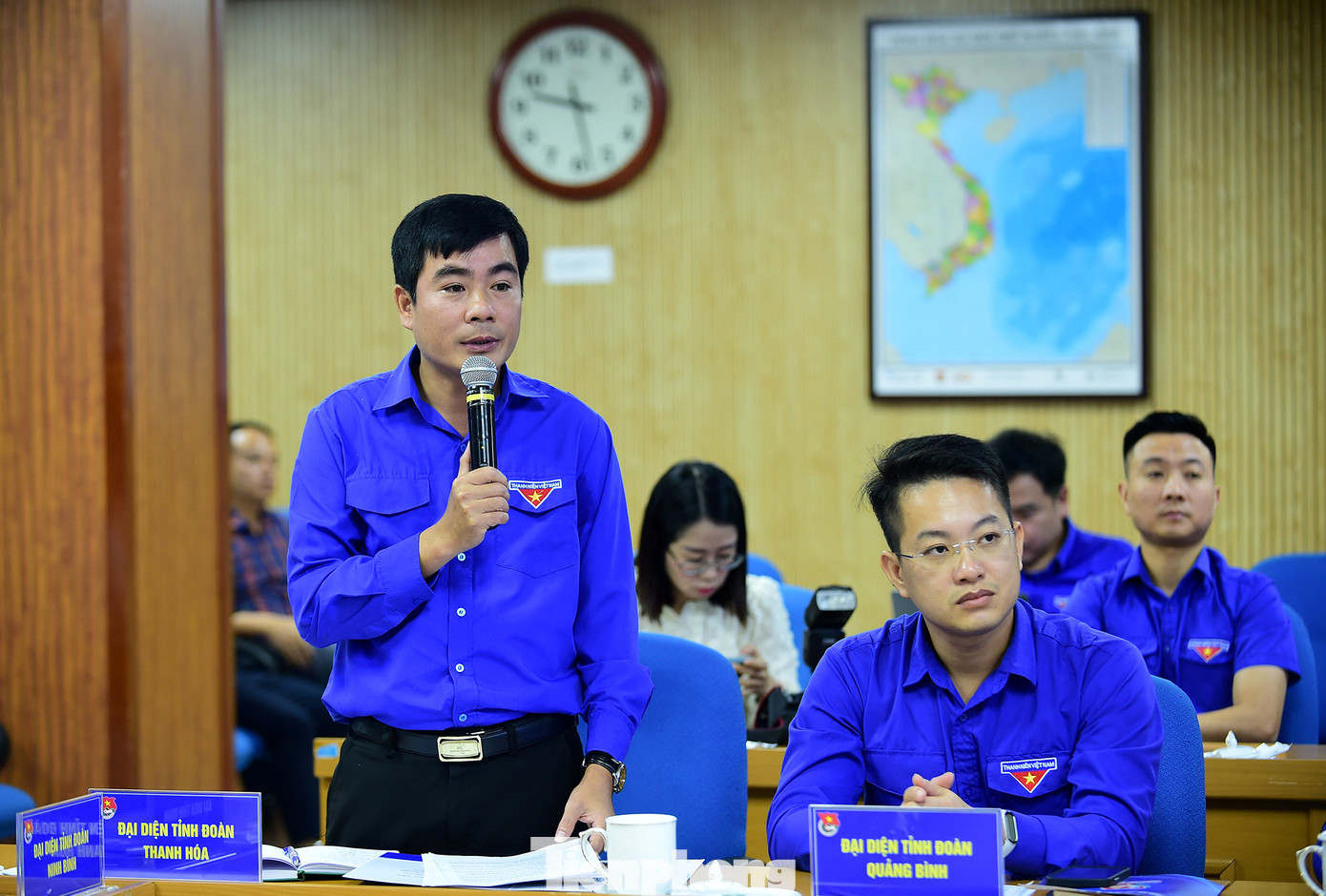 Anh Lê Văn Châu chia sẻ tại hội nghị. Ảnh: Xuân Tùng