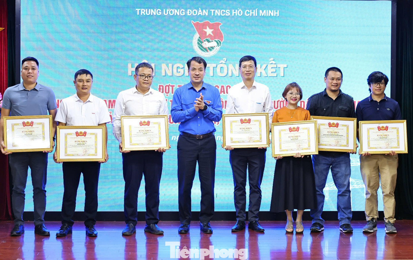 Anh Ngô Văn Cương trao tặng các tập thể, cá nhân có thành tích trong công tác tuyên truyền. Ảnh: Lâm Đăng Hải