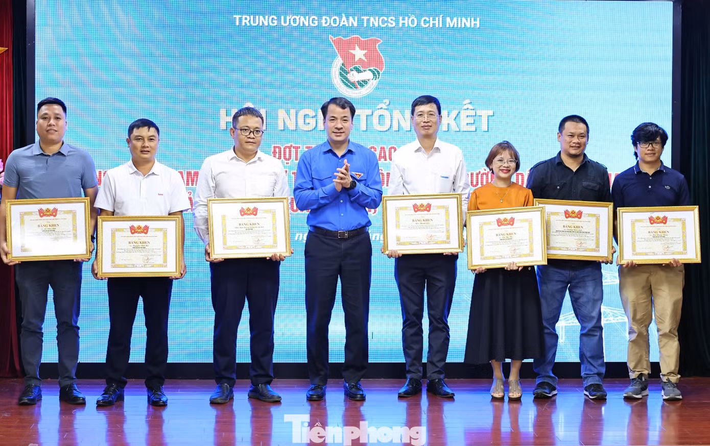 Anh Ngô Văn Cương trao tặng các tập thể, cá nhân có thành tích trong công tác tuyên truyền. Ảnh: Lâm Đăng Hải Anh Ngô Văn Cương trao tặng các tập thể, cá nhân có thành tích trong công tác tuyên truyền. Ảnh: Lâm Đăng Hải