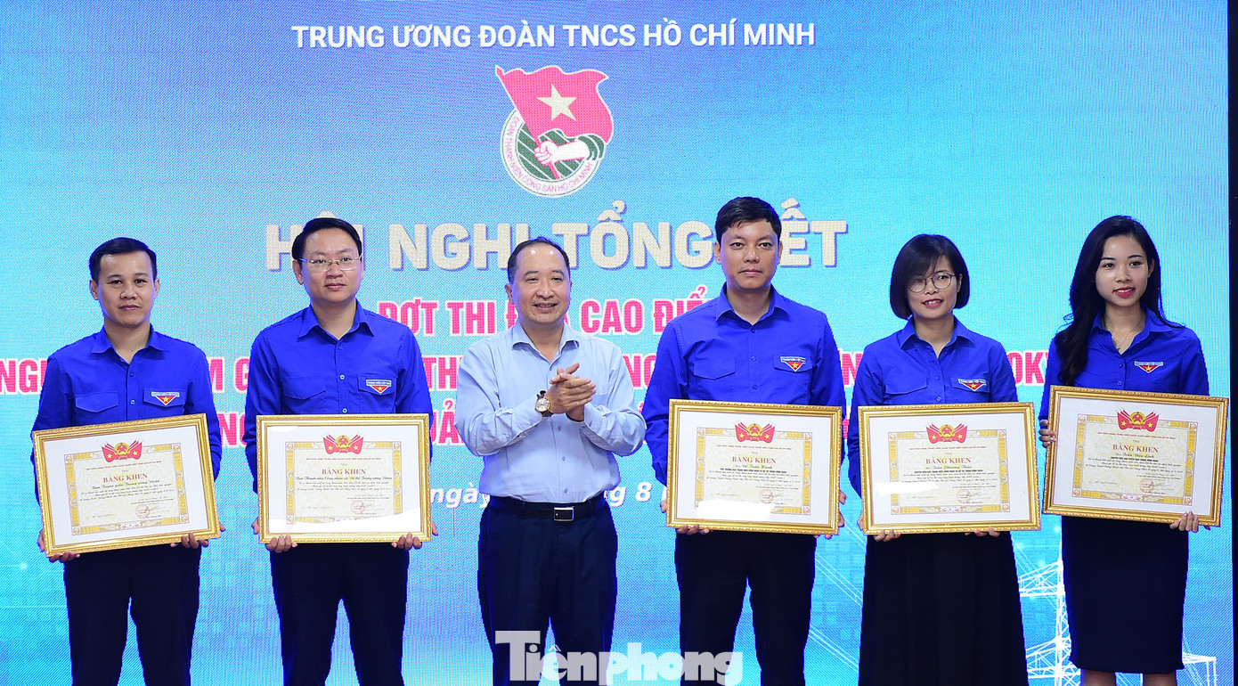 Ông Vy Tư Liệu trao khen thưởng cho các tập thể, cá nhân có thành tích xuất sắc của T.Ư Đoàn trong đợt thi đua. Ảnh: Xuân Tùng