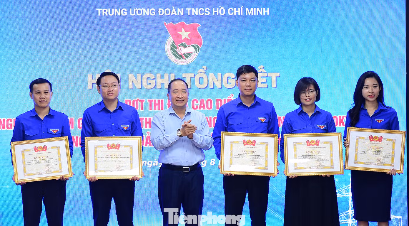 Ông Vy Tư Liệu trao khen thưởng cho các tập thể, cá nhân có thành tích xuất sắc của T.Ư Đoàn trong đợt thi đua. Ảnh: Xuân Tùng Ông Vy Tư Liệu trao khen thưởng cho các tập thể, cá nhân có thành tích xuất sắc của T.Ư Đoàn trong đợt thi đua. Ảnh: Xuân Tùng