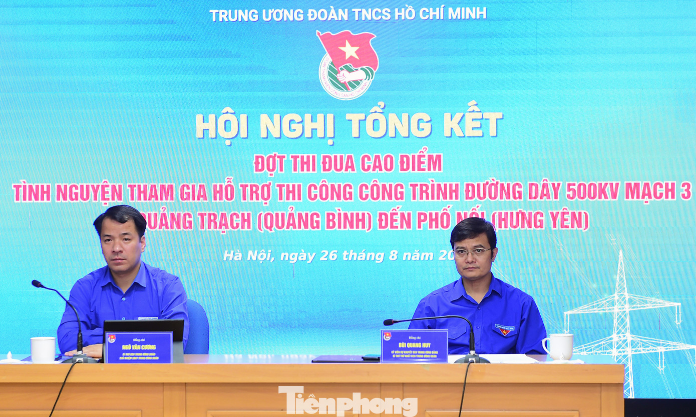 Anh Bùi Quang Huy và anh Ngô Văn Cương chủ trì hội nghị. Ảnh: Xuân Tùng