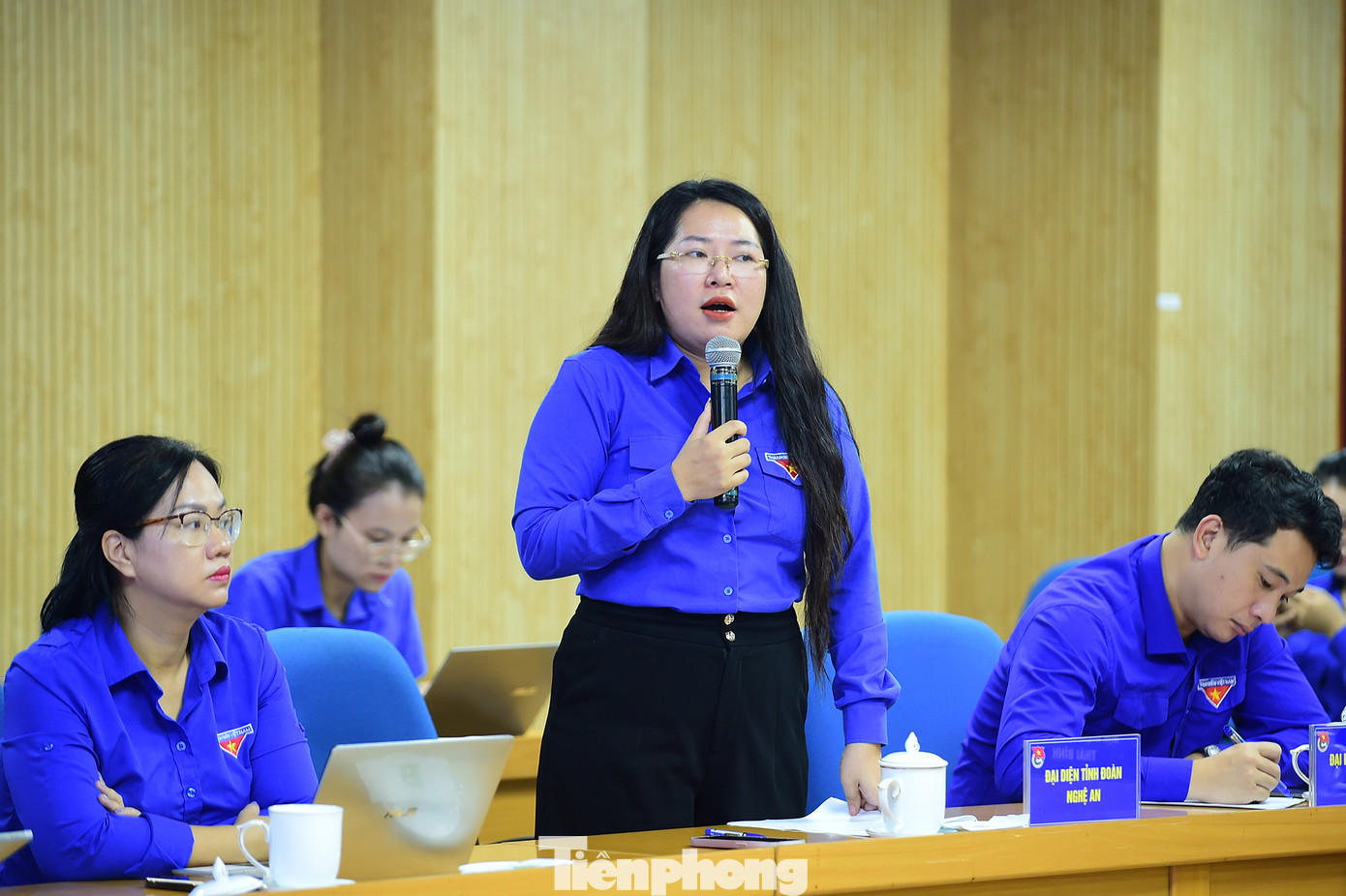 Chị Nguyễn Thị Phương Thuý- Bí thư Tỉnh Đoàn Nghệ An chia sẻ tại hội nghị. Ảnh: Xuân Tùng