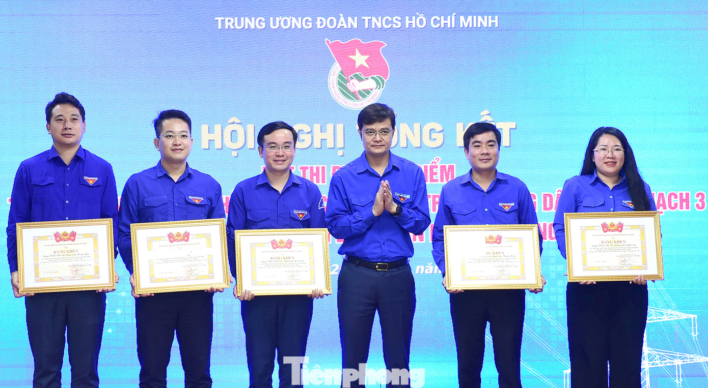 Anh Bùi Quang Huy trao Bằng khen T.Ư Đoàn cho các tỉnh Đoàn có thành tích xuất sắc trong triển khai đợt thi đua cao điểm hỗ trợ thi công đường dây 500kV mạch 3 đoạn từ Quảng Trạch - Phố Nối. Ảnh: Xuân Tùng