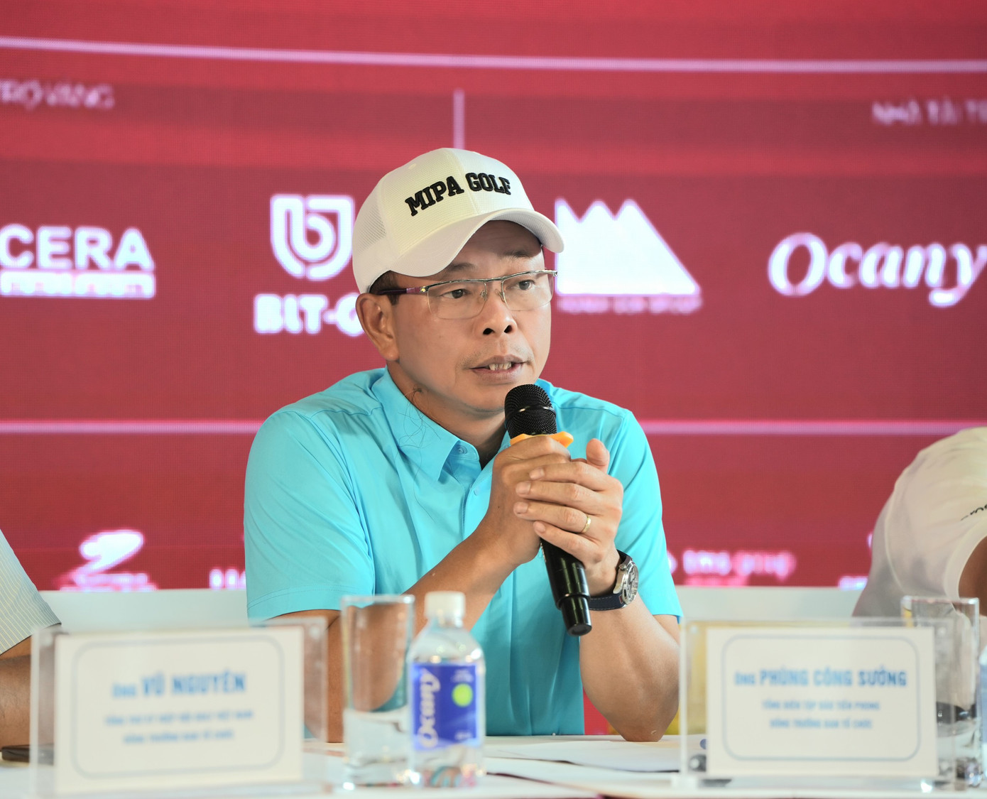 Nhà báo Phùng Công Sưởng trao đổi tại buổi gặp mặt. Nhà báo Phùng Công Sưởng trao đổi tại buổi gặp mặt.