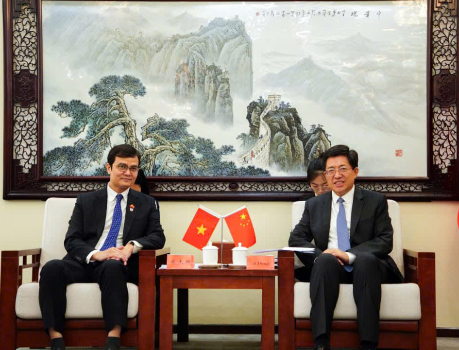 Bí thư thứ nhất T.Ư Đoàn TNCS Hồ Chí Minh Bùi Quang Huy và Bí thư thứ nhất T.Ư Đoàn TNCS Trung Quốc A Đông trao đổi tại buổi gặp. Ảnh: BQT