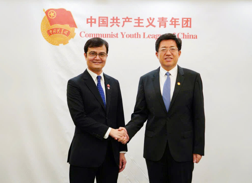 Bí thư thứ nhất T.Ư Đoàn TNCS Hồ Chí Minh Bùi Quang Huy và Bí thư thứ nhất T.Ư Đoàn TNCS Trung Quốc A Đông (bên phải) tại buổi gặp. Ảnh: BQT