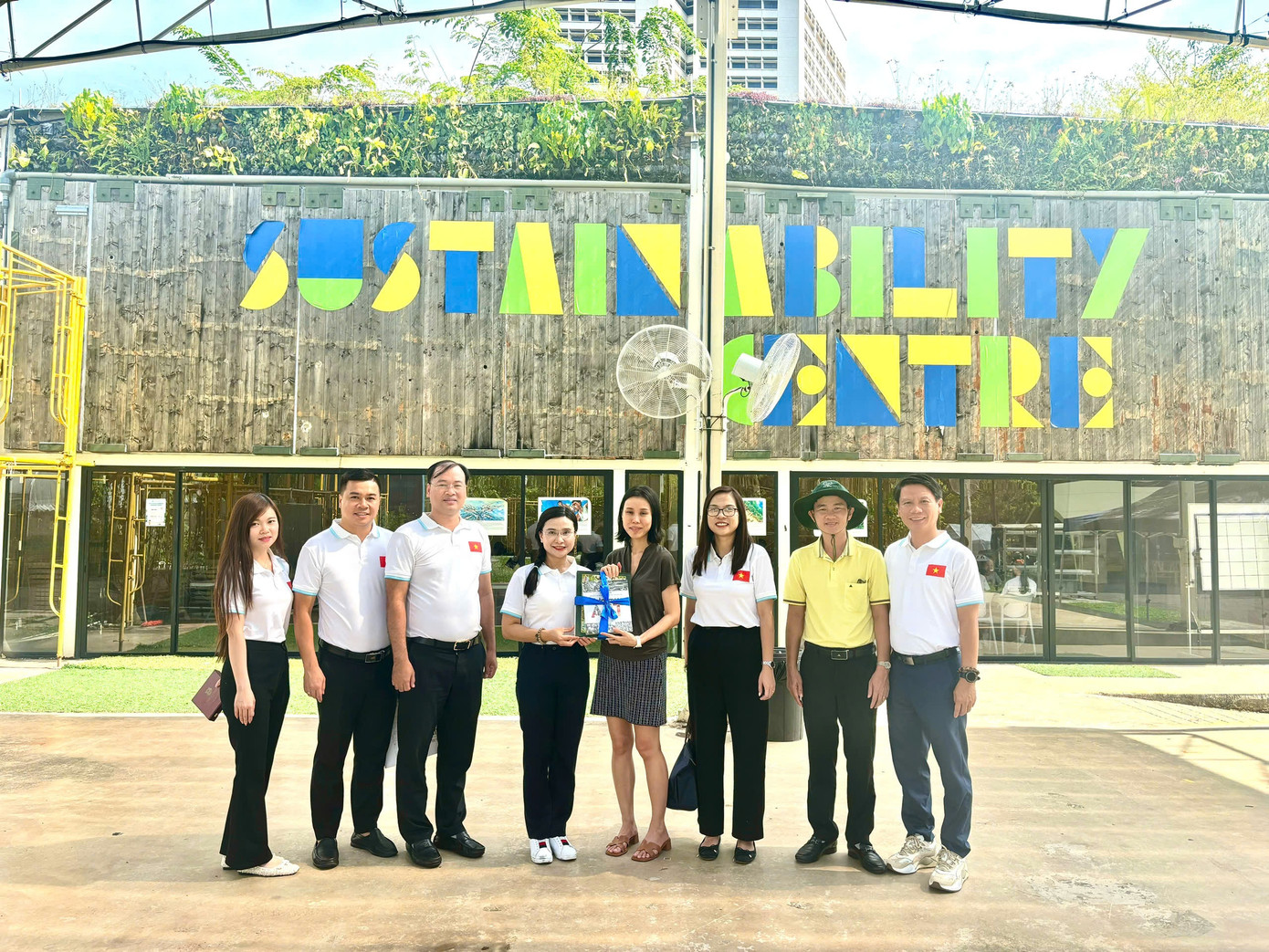 Đoàn đại biểu tham quan City Sprouts. Ảnh: BTC