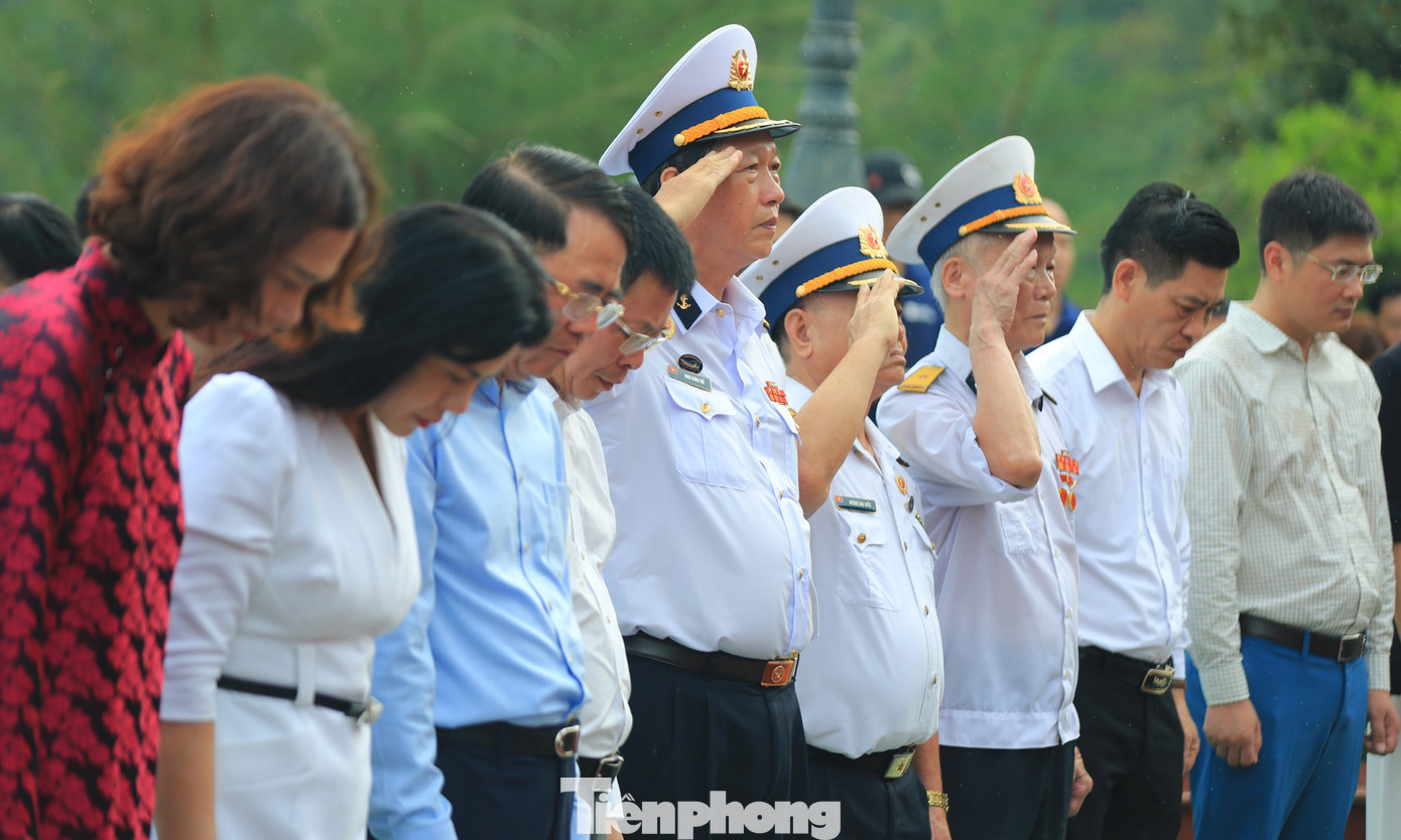Các đại biểu và đoàn viên thanh niên dành phút mặc niệm, tưởng nhớ và biết ơn các cán bộ, chiến sĩ và Nhân dân đã chiến đấu, anh dũng hi sinh trong quá trình vận chuyển vũ khí, chở cán bộ chi viện cho chiến trường miền Nam, làm nên con đường huyền thoại - Đường Hồ Chí Minh trên biển.