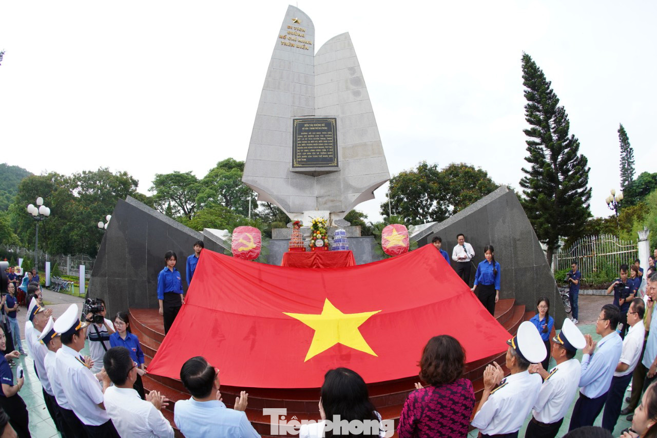 Các đại biểu và đoàn viên thanh niên cùng hướng về cờ Tổ quốc, hướng về Đài tưởng niệm với ngôi sao vàng năm cánh và dòng chữ vàng “Di tích Đường Hồ Chí Minh trên biển”.