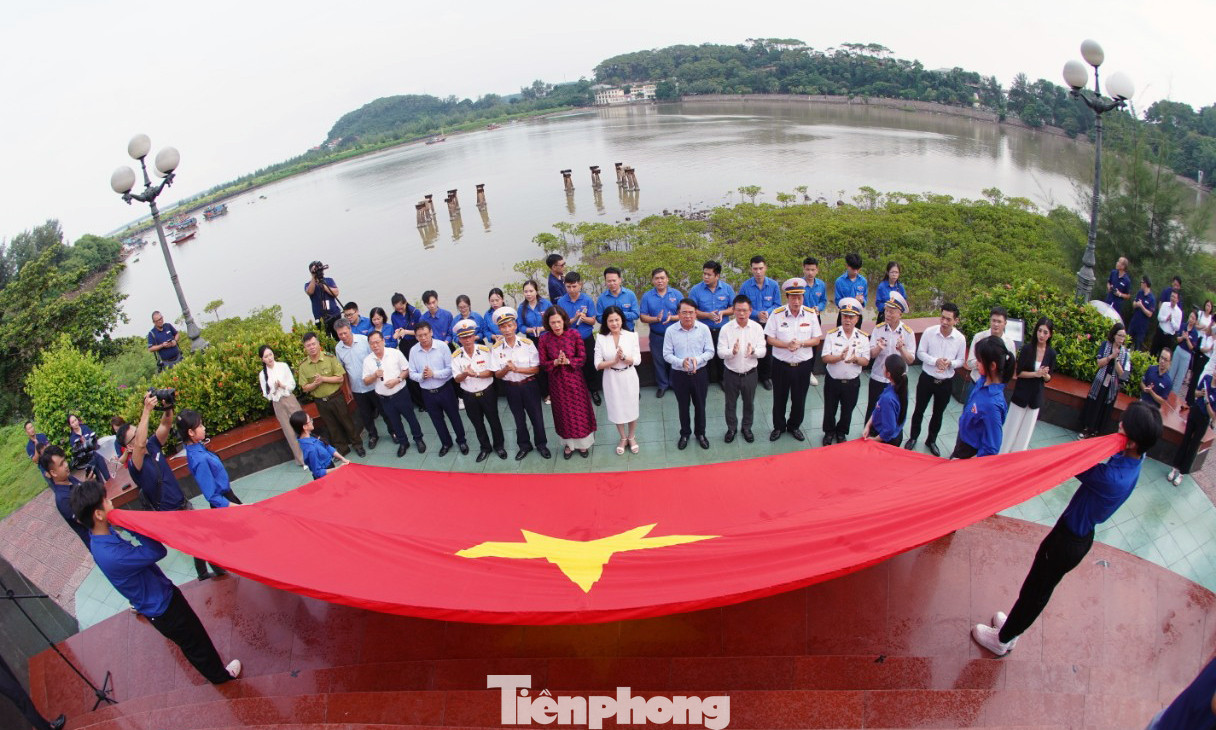 Trong niềm cảm xúc tự hào dâng trào trước cờ Tổ quốc và những chiến công hiển hách của thế hệ cha anh, các đại biểu đã cùng hát "Như có Bác Hồ trong ngày vui đại thắng".