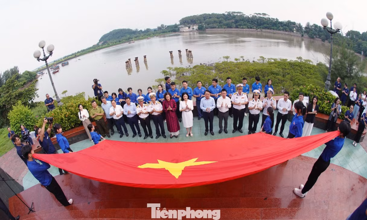 Trong niềm cảm xúc tự hào dâng trào trước cờ Tổ quốc và những chiến công hiển hách của thế hệ cha anh, các đại biểu đã cùng hát "Như có Bác Hồ trong ngày vui đại thắng".