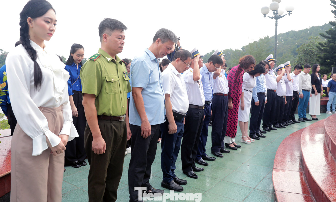 Các đại biểu và đoàn viên thanh niên dành phút mặc niệm, tưởng nhớ và biết ơn các cán bộ, chiến sĩ và Nhân dân đã chiến đấu, anh dũng hi sinh trong quá trình vận chuyển vũ khí, chở cán bộ chi viện cho chiến trường miền Nam, làm nên con đường huyền thoại - Đường Hồ Chí Minh trên biển.