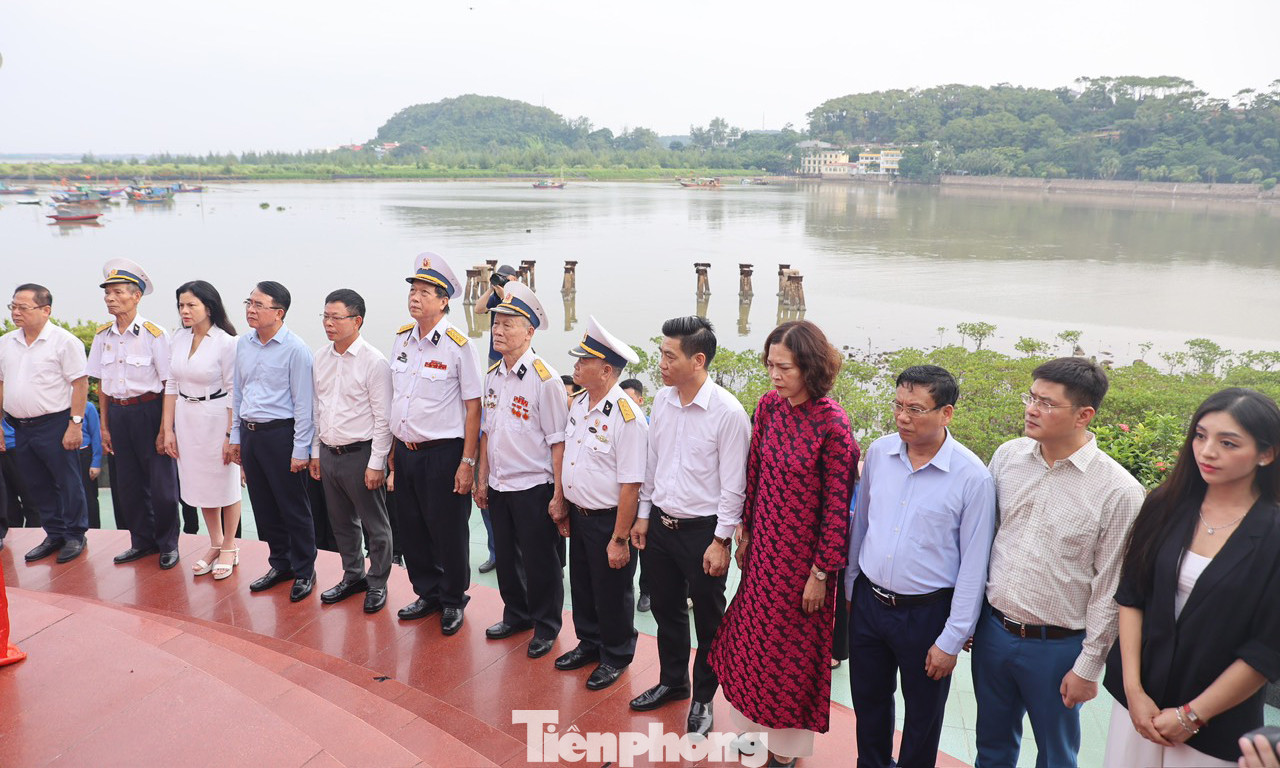 Cùng dự có cựu thuỷ thủ tàu không số; Miss Golf Việt Nam 2022 Lê Thanh Tú; Á khôi Thanh lịch Hà Nội Kim Trà My; đoàn viên thanh niên Hải Phòng.