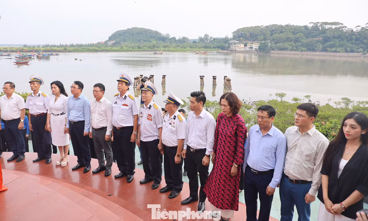 Cùng dự có cựu thuỷ thủ tàu không số; Miss Golf Việt Nam 2022 Lê Thanh Tú; Á khôi Thanh lịch Hà Nội Kim Trà My; đoàn viên thanh niên Hải Phòng.