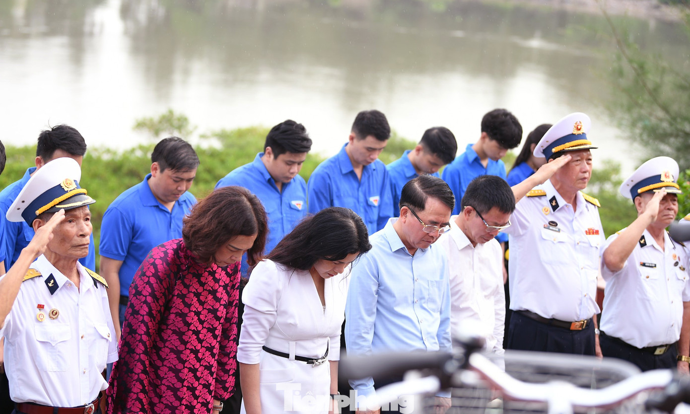 Các đại biểu và đoàn viên thanh niên dành phút mặc niệm, tưởng nhớ và biết ơn các cán bộ, chiến sĩ và Nhân dân đã chiến đấu, anh dũng hi sinh trong quá trình vận chuyển vũ khí, chở cán bộ chi viện cho chiến trường miền Nam, làm nên con đường huyền thoại - Đường Hồ Chí Minh trên biển.