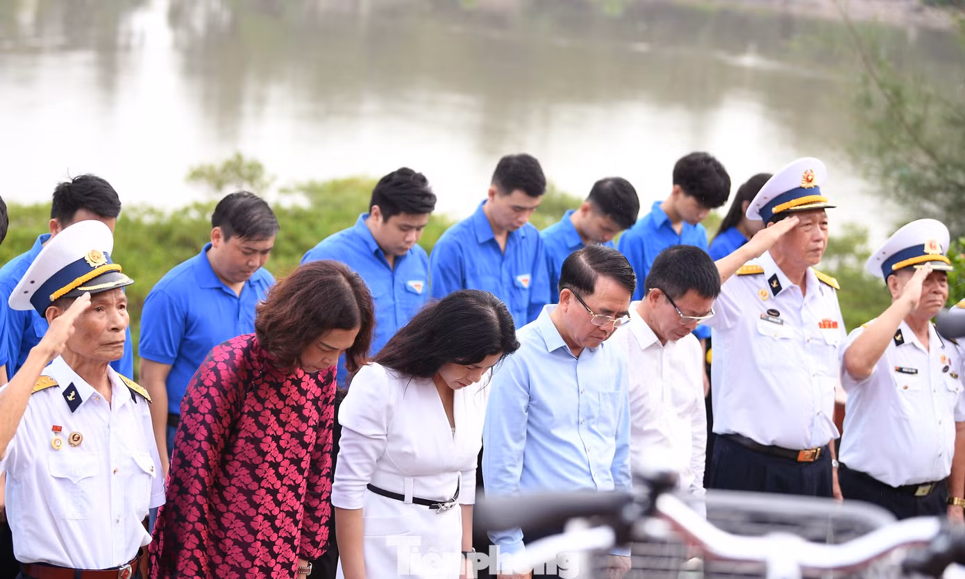 Các đại biểu và đoàn viên thanh niên dành phút mặc niệm, tưởng nhớ và biết ơn các cán bộ, chiến sĩ và Nhân dân đã chiến đấu, anh dũng hi sinh trong quá trình vận chuyển vũ khí, chở cán bộ chi viện cho chiến trường miền Nam, làm nên con đường huyền thoại - Đường Hồ Chí Minh trên biển.