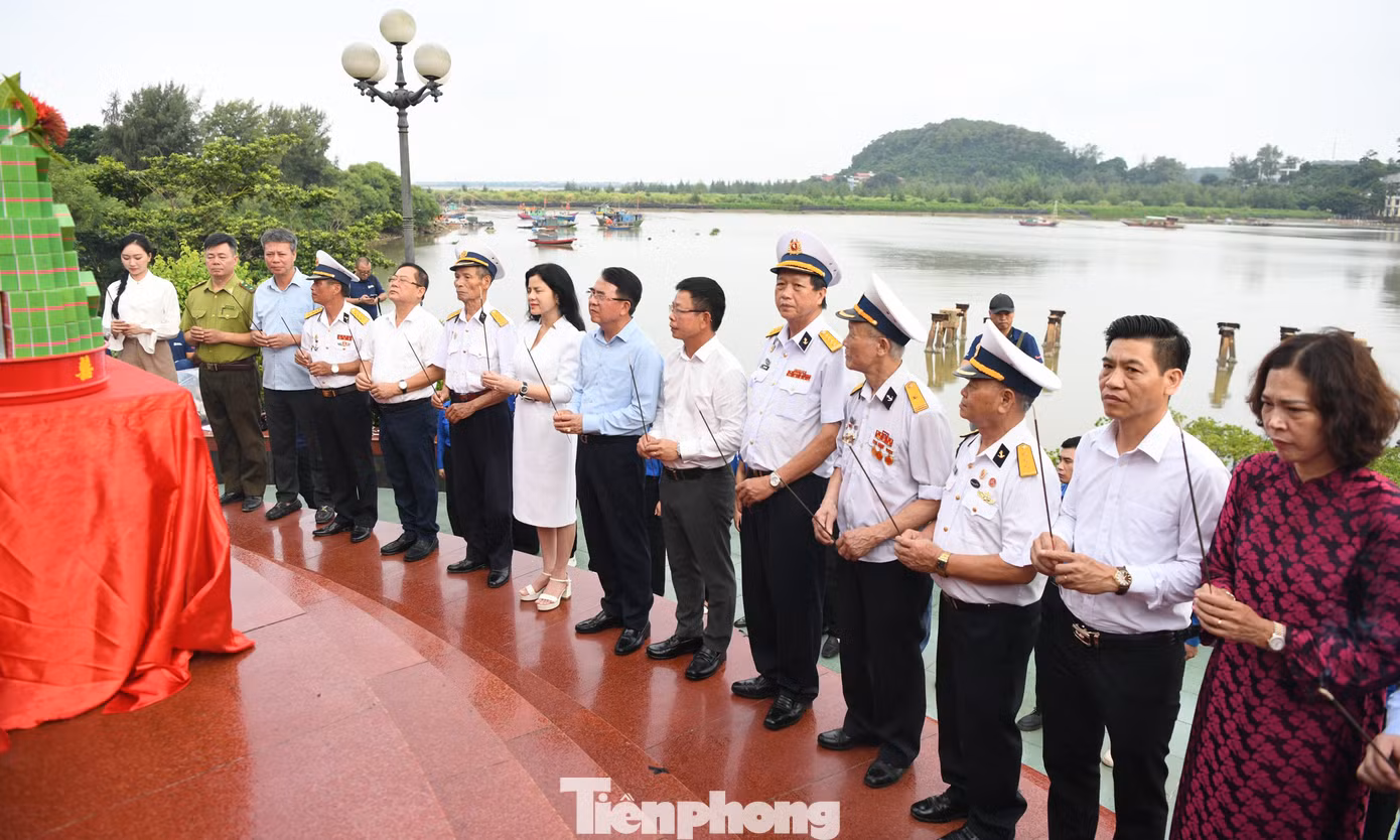 Trong không khí trang nghiêm, những người có mặt đã thắp nén tâm nhang, kính cẩn nghiêng mình, tưởng nhớ các Anh hùng liệt sĩ đã anh dũng, chiến đấu hi sinh vì sự nghiệp đấu tranh giải phóng dân tộc, bảo vệ toàn vẹn lãnh thổ, chủ quyền biển đảo thiêng liêng của Tổ quốc Việt Nam.